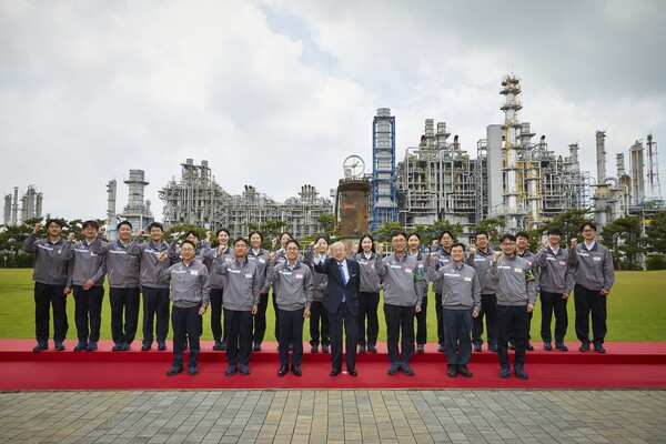 한화그룹 김승연 회장이 2025년 6월17일 한화토탈에너지스 대산공장을 찾아 임직원들과 위기극복의 의지를 다지는 기념 사진을 촬영하고 있다./한화