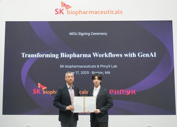 2025년 6월 17일 미국 보스턴에서 열린 BIO USA에서 유창호 SK바이오팜 전략부문장(사진 왼쪽)과 배민석 피닉스랩 대표가MOU를 맺고 기념사진을 촬영하고 있다. /SK바이오팜
