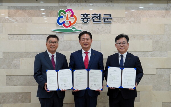 (왼쪽부터) 풀무원 이우봉 총괄CEO, 신영재 홍천군수, 농협중앙회 김준태 홍천군지부장이 2025년 6월 17일 홍천군청에서 진행된 홍천군 고품질 농·특산물 판매 활성화를 위한 협약식에서 기념 촬영을 하고 있다. / 사진=풀무원