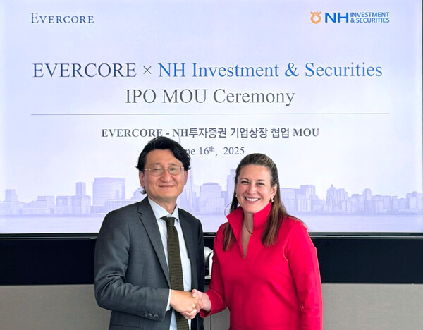 2025년 6월 16일(현지시간) 에버코어 본사에서 NH투자증권 IB사업부 이주승 Advisory본부장(왼쪽)과 에버코어 ECM Head Kristen Grippi가 업무협약 후 기념촬영을 하고 있다./사진=NH투자증권