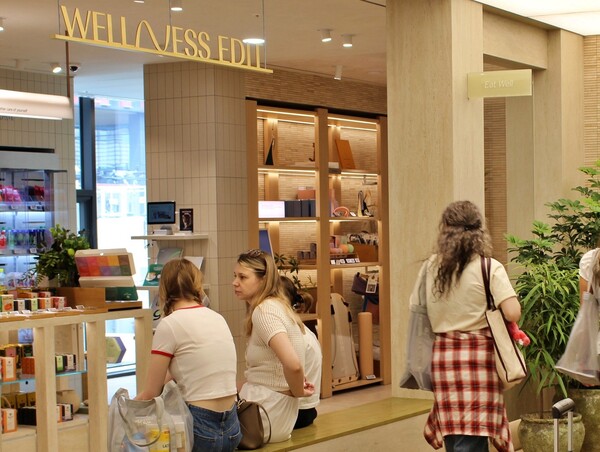 서울시 성동구 '올리브영N 성수' 매장의 '웰니스 에딧'관에서 외국인 관광객들이 쇼핑하고 있다. /CJ올리브영