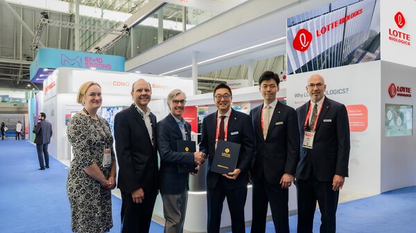 미국 보스턴에서 진행된 바이오USA 2025 에서 (오른쪽부터) 브렛뷰디스 롯데바이오로직스 글로벌 PMO부문장, 신유열 롯데바이오로직스 글로벌전략실장, 박제임스 롯데바이오로직스 대표이사, 조셉 슐츠 오티모 부사장이 롯데바이오로직스-오티모 사이닝 세리모니를 가지고 기념사진을 촬영하고 있다. /롯데바이오로직스
