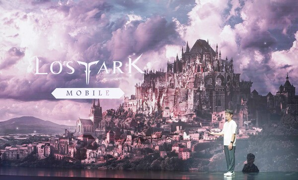 2025년 6월18일 로스트아크 모바일 프리뷰 행사에서 이정환 스마일게이트 디렉터가 게임에 대한 소개를 하고 있다./사진=스마일게이트 