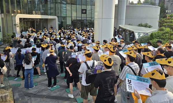 2025년6월18일 서울 강남구 네오플 서울지사앞에서 네오플 노동조합원들이 성과급 규모 축소에 항의하는 집회를 진행하고 있다./사진=연합뉴스