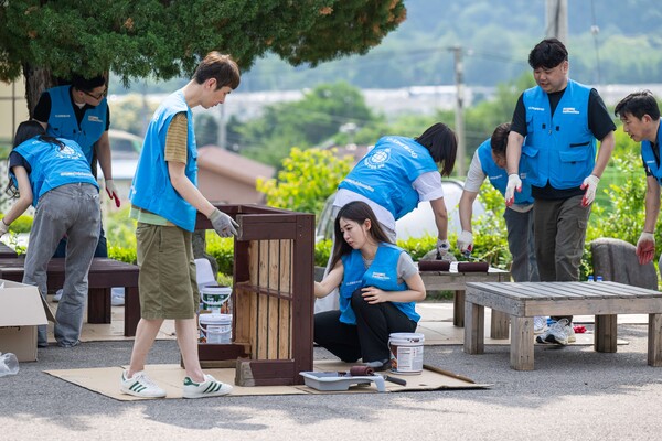 2025년6월19일 쿠팡로지스틱스 임직원들이 경기도 포천시 아동보육시설 꿈이있는 마을을 방문해 환경개선 봉사활동을 진행하고 있다./사진=쿠팡