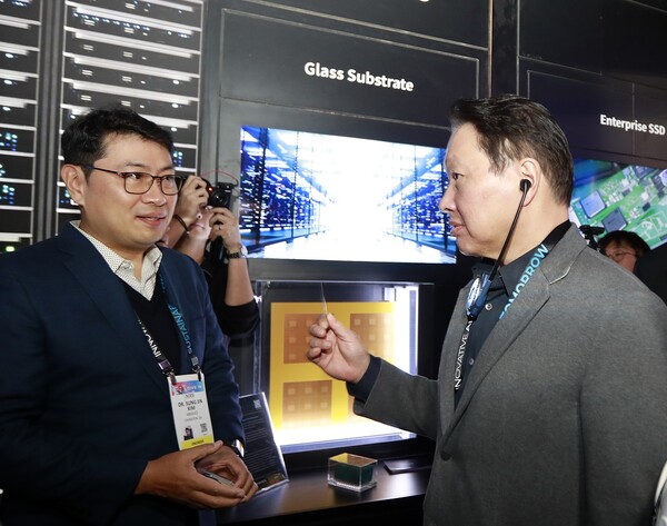 최태원 SK 회장이 2025년 1월 미국 라스베이거스에서 열린 'CES 2025' 행사장에 마련된 SK 전시관에서 유리기판을 살펴보고 있다./사진=SK그룹