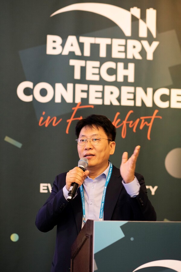 21일(현지시간) 독일 프랑크푸르트에서 LG에너지솔루션 CEO 김동명 사장이 글로벌 인재 채용 행사 'BTC in 프랑크푸르트'에 참석해 발표하고 있다./사진=LG에너지솔루션