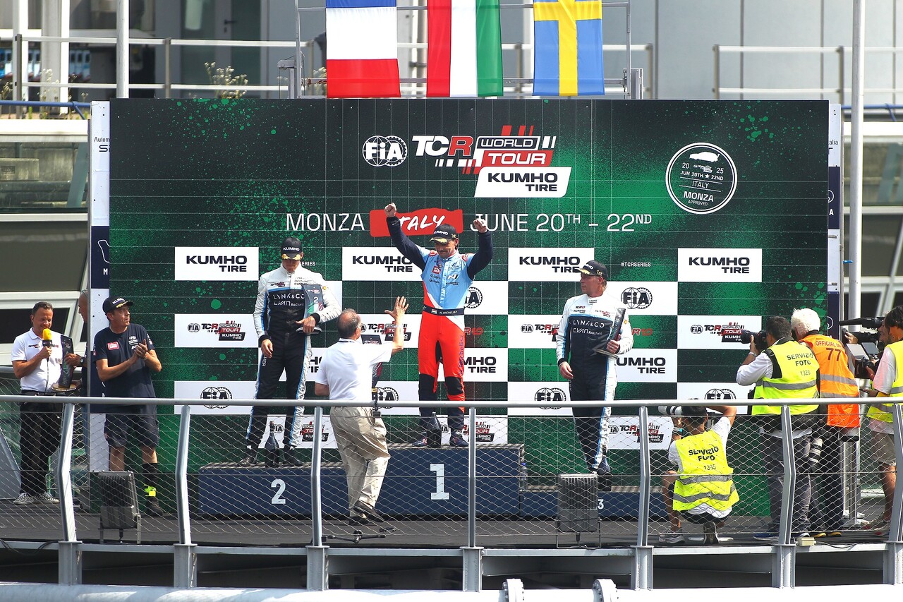 노버트 미첼리즈 선수가 6월 20일~22일(현지시간) 열린 '2025 TCR 월드투어' 3라운드 이탈리아 대회에서 우승을 차지하고 포디움에서 기뻐하고 있다. 2025.6.23/사진=현대자동차그룹