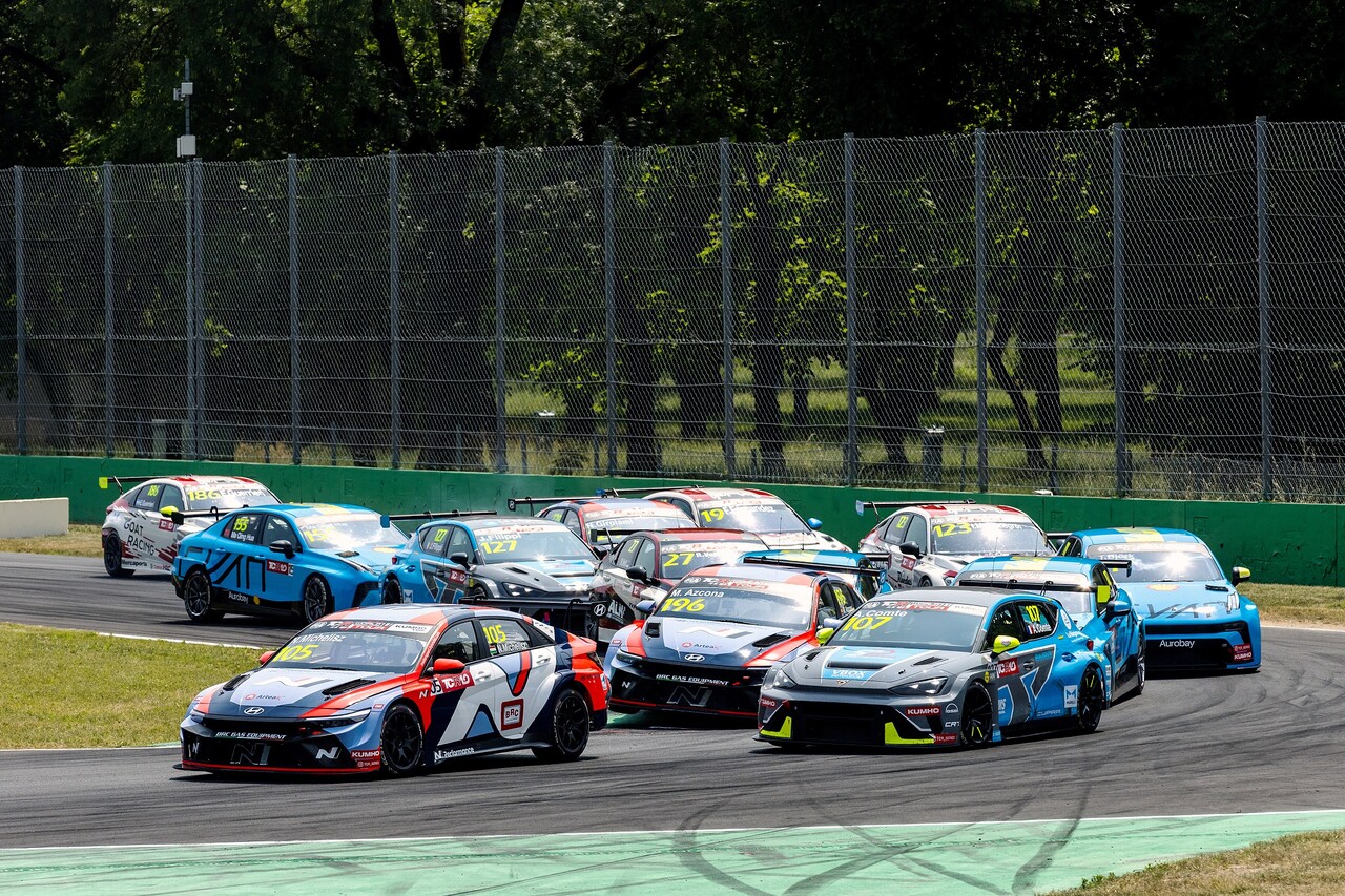 '2025 TCR 월드투어' 3라운드 이탈리아 대회에서 현대자동차 '더 뉴 엘란트라 N TCR(국내명 더 뉴 아반떼 N TCR)'이 치열하게 경쟁하고 있다. 2025.6.23./사진=현대자동차그룹