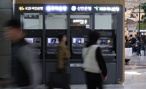 2025년 3월 26일 서울 시내에 설치된 은행 현금인출기/사진=연합뉴스
