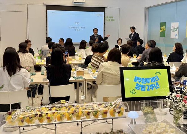 이동훈 풀무원푸드앤컬처 대표가 2025년 6월 20일 ‘풀무원투게더’에서 열린 풀무원투게더 설립 2주년 기념 임직원 가족 초청 행사에서 풀무원투게더 장애인 근로자 가족들에게 감사 인사를 전하고 있다. / 사진=풀무원