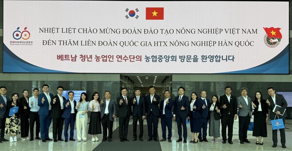 (왼쪽에서 11번째)이종욱 상무, (왼쪽에서 12번째) 응우옌 민 찌엣 연수단 대표이자 호치민공산청년단 서기, (왼쪽에서 13번째) 김동환 한베미래세대교류본부 이사장이 2025년 6월 23일 베트남 호치민공산청년단 선발 청년 농업인 등과 함께 기념사진을 찍고 있다. / 사진=농협중앙회