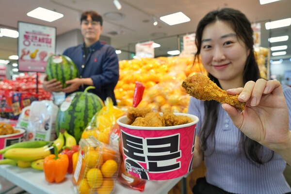 서울시 송파구에 위치한 롯데마트 제타플렉스 잠실점에서 '5000원 통큰치킨' 및 주요 할인 상품을 홍보하는 모습