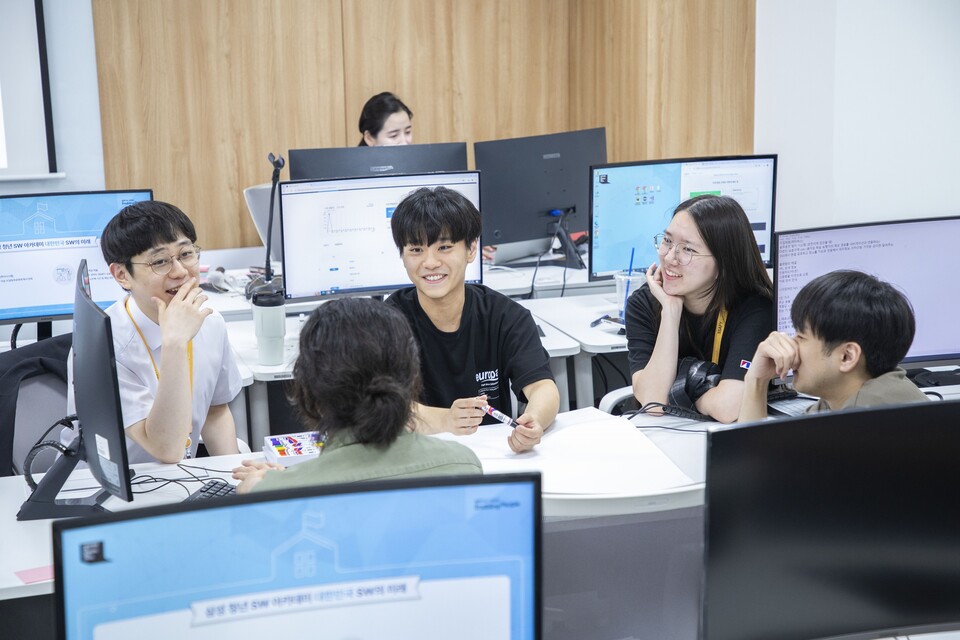 SSAFY 12기 교육생들이 팀 프로젝트를 수행하기 위한 토론을 하고 있다.2025.6.24./사진=삼성전자