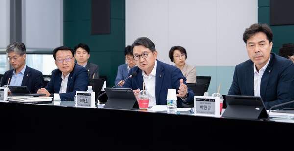 NH농협금융지주는 2025년 6월 23일 서울 중구 본사에서 이재호 전략기획부문 부사장(오른쪽에서 두 번째) 주재로 '2025년 제1차 신사업추진협의회'를 개최했다./사진=NH농협금융지주