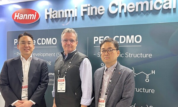 2025년 6월 18일 미국 보스턴에서 개최된 BIO International Convention 2025(BIO USA)에서 한미정밀화학과 에드젠바이오텍이 Mpox 백신 공동 개발을 위한 미팅을 진행했다. (왼쪽부터) 박성준 한미정밀화학 사업개발팀 팀장, 기욤 르루아 에드젠바이오텍 CEO, 박철현 한미정밀화학 사업본부 상무. /한미약품