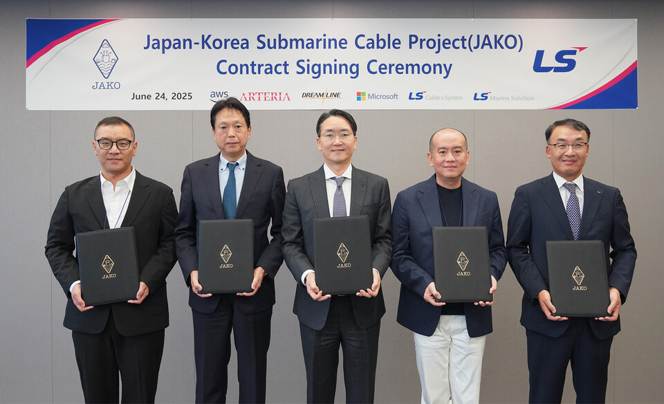 2025년 6월 24일 서울 용산구 LS용산타워에서 진행된 ‘JAKO(Japan–Korea) 프로젝트’ 서명식에서 (왼쪽부터)이한욱 AWS APAC 백본 총괄, 다츠야 아베 아르테리아 네트웍스 대표, 한윤재 드림라인 대표, 스탠리 임 마이크로소프트 상무, 주완섭 LS전선 통신·산업솔루션사업본부장(전무)가 기념 사진을 찍고 있다. 2025.6.25./사진=LS전선