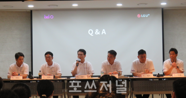 LG유플러스가 2025년 6월 26일 서울 중구 LG서울역빌딩에서 진행한 '익시오(ixi-o) 안티딥보이스 출시 AI 보안 기술설명회' 후 (세번째) 전병기 LG유플러스 AX기술그룹장(전무)가 기자 질문에 답변하고 있다. (왼쪽부터) LG유플러스 한영섭 AI테크Lab장(담당)· 이진혁 ixi-O개발Task장(상무)·전병기 전무·홍관희 정보보안센터 전무·최윤호 AI Agent추진그룹장(상무)·이석영 모바일Agent트라이브 담당. /사진=강민혁 기자