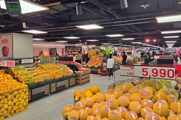 사람들이 롯데마트 그랑그로서리 구리점을 둘러 보고 있다. 2025.6.26./사진=롯데쇼핑