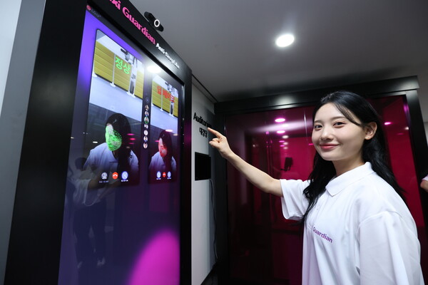 LG유플러스는 3월 MWC(모바일 세계 전시회)에서 공개한 '안티딥보이스' 기술을 AI(인공지능) 통화 에이전트 서비스 '익시오'(ixi-O)에 탑재해 상용화한다고 2025년 6월 26일 밝혔다. LG유플러스 모델이 합성된 영상의 진위 여부를 파악할 수 있는 AI 기술인 안티딥페이크를 소개하고 있다. /사진=.LG유플러스