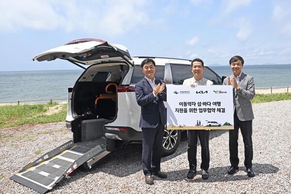2025년 6월 25일 전북 부안군 변산반도 국립공원에서 (왼쪽부터) 주대영 국립공원공단 이사장, 이덕현 기아 지속가능경영실장, 이재강 사단법인 그린라이트 회장이 ‘이동약자 섬·바다 여행 지원을 위한 업무협약(MOU)’ 체결 후 기념촬영을 하고 있다./사진=기아