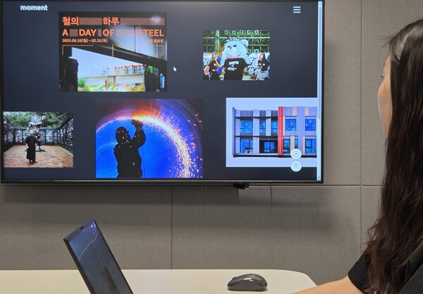 현대제철 직원이 미디어룸 메인페이지를 살펴보고 있다./사진=현대제철