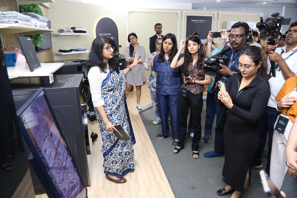 2025년 6월 25일(현지시간) 인도 구르가온에서 열린 삼성전자 서남아 테크 세미나에서 참석자들이 스마트싱스의 연결 경험에 대한 시연을 살펴보고 있다. 2025.6.27./사진=삼성전자