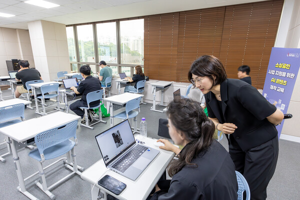 KT가 중소벤처기업부∙한국중소벤처기업유통원과 함께 개관한 '소담스퀘어 보라매'에서 소상공인 대상 생성형 AI(인공지능) 활용 교육을 시작한다고 2025년 6월 27일 밝혔다. 소담스퀘어 보라매에서 강사가 소상공인을 대상으로 생성형 AI 활용 교육을 진행하고 있다. /사진=KT