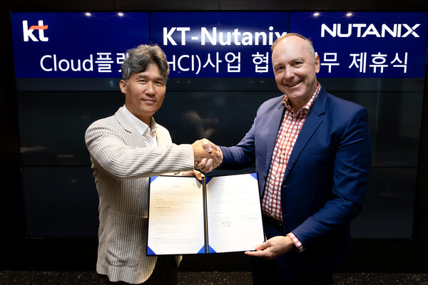 KT가 뉴타닉스 코리아와 기업 및 공공기관의 안정적인 클라우드 환경 구축을 위해 협력한다고 2025년 6월 27일 밝혔다. KT Enterprise부문 서비스Product본부장 명제훈 상무(왼쪽)와 뉴타닉스 APJ(아시아태평양) 총괄 제이 투세스(Jay tuseth) 부사장이 기념 사진 촬영하고 있다. /사진=KT