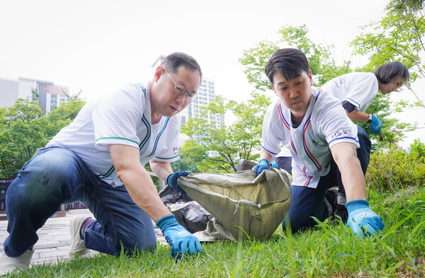 2025년6월26일 서울 서초구 서래공원에서 진행된 HS효성 가치또같이 봉사단 발대식을 마친뒤 (왼쪽) 조현상 HS효성 부회장이 HS직원들과 봉사활동을 진행하고 있다./사진=HS효성