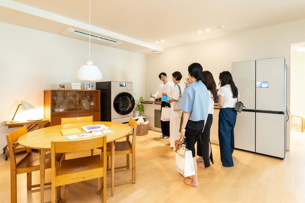 관람객이 부산 해운대구 달맞이길 복합문화공간 에케(ECKE)에서 진행된 라이프스타일 전시에서 삼성전자 2025년형 비스포크 AI 가전을 체험하고 있다. /2025.6.29.LG전자