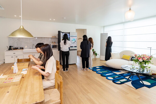 관람객이 부산 해운대구 달맞이길 복합문화공간 에케(ECKE)에서 진행된 라이프스타일 전시에서 삼성전자 2025년형 비스포크 AI 가전을 체험하고 있다. /2025.6.29.삼성전자