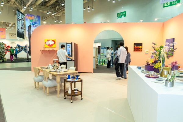 관람객이 부산 해운대구 벡스코에서 진행된 라이프스타일 전시에서 삼성전자 2025년형 비스포크 AI 가전을 체험하고 있다. 2025.6.29.삼성전자