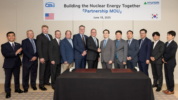 2024년 6월 19일(현지시간) 미국 시카고에 위치한 파크 하얏트 호텔에서 현대건설 이한우 대표(오른쪽에서 여섯 번째)와 씨비 앤 아이 마크 버츠 사장(왼쪽에서 일곱 번째)이 업무협약을 체결한 후 주요 관계자들과 함께 기념사진을 촬영하고 있다./현대건설