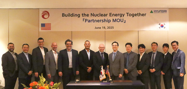 2025년 6월 19일(현지시간) 미국 시카고에 위치한 파크 하얏트 호텔에서 현대건설 이한우 대표(오른쪽에서 여섯 번째)와 알버리시 리처드 재거스 사장(왼쪽에서 일곱 번째)이 업무협약을 체결한 후 주요 관계자들과 함께 기념사진을 촬영하고 있다./현대건설