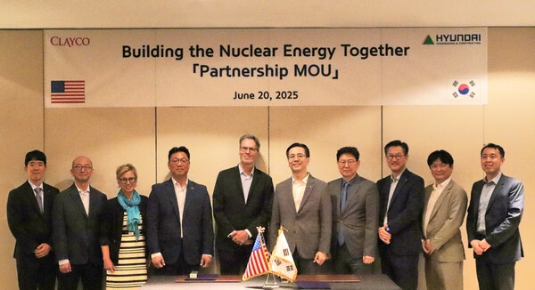2025년 6월 20일(현지시간) 미국 시카고에 위치한 파크 하얏트 호텔에서 현대건설 이한우 대표(오른쪽에서 다섯 번째)와 클레이코 마이클 파스낙트 사장(왼쪽에서 다섯 번째)이 업무협약을 체결한 후 주요 관계자들과 함께 기념사진을 촬영하고 있다./현대건설