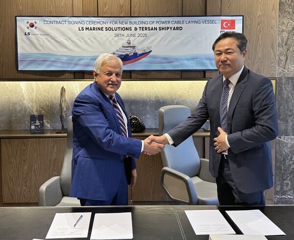2025년 6월 28일 튀르키예 이스탄불에서 열린 선박 건조 서명식에서 김병옥 LS마린솔루션 대표(오른쪽)와 누레틴 팍수 테르산 조선소 대표가 기념사진을 촬영하고 있다. /LS마린솔루션