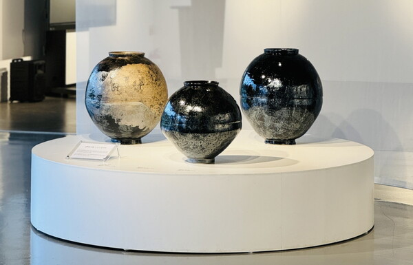 '흑자 달항아리' 작품 /빙그레