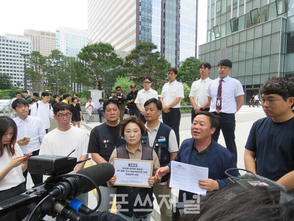 2025년 7월 2일 서울 광화문 KT빌딩East '김건희 특검' 사무실 건물 앞에서 KT새노조 등이 '윤석열 정권 KT 불법 경영개입 및 경영공백 사태 김건희 특검 고발' 기자회견을 진행한 후 특검 사무실 진입을 시도하고 있다. (왼쪽부터) 윤진수 민주동지회 의장, 박인철 LG헬로비전 지부장, 김미영 공공운수노조 KT새노조 지부장, 김석우 공공운수노조 방송통신협의회 의장, 안진걸 민생경제연구소장, 김주호 참여연대 민생경제팀장. /사진=강민혁 기자