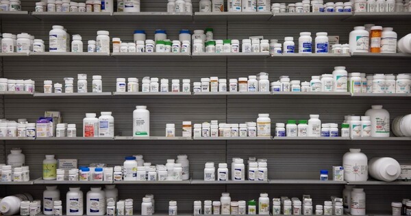 미국 약국에 진열된 각종 처방약/연합