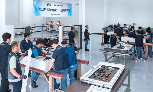 '2025 Klenze(클렌체) 가시공 아카데미' 참가자들이 실제 Klenze 창호 제품을 활용해 시공 실습을 진행하고 있다. /2025.7.1 KCC