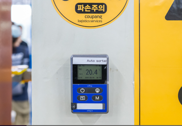 2025년6월30일 청주 쿠팡 서브허브 내부에 위치한 내부온도 측정기. 폭염에도 20도를 유지하고 있다./사진=CLS