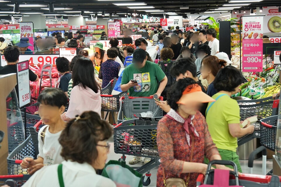 '통큰 세일'이 진행되고 있는 롯데마트 그랑그로서리 구리점 매장에서 고객들이 장을 보고 있다.2025.7.2./사진=롯데쇼핑