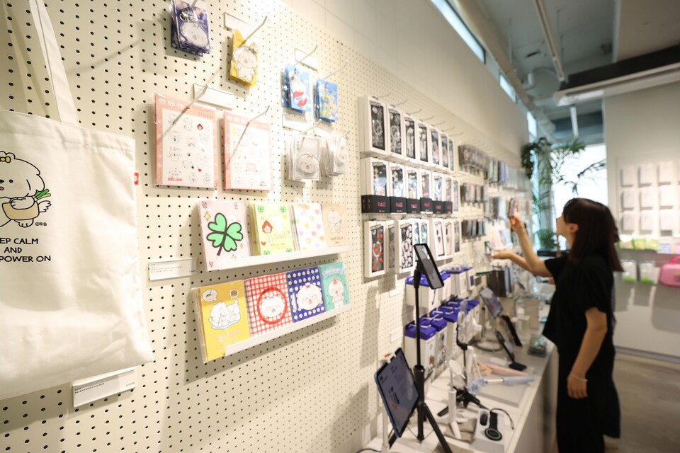 사진은 LG유플러스 직원이 서울 강남역 ‘일상비일상의틈byU+’에 마련된 제품 판매 공간을 둘러보는 모습.