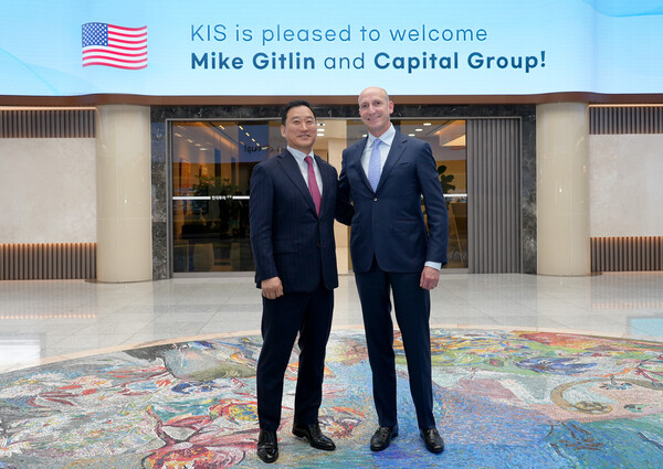 2025년 7월 1일 여의도 한국투자증권 본사에서 김성환 한국투자증권 사장(왼쪽)과 캐피탈그룹 마이크 기틀린 CEO가 전략적 협의를 마치고 기념촬영을 하고 있다./사진=한국투자증권