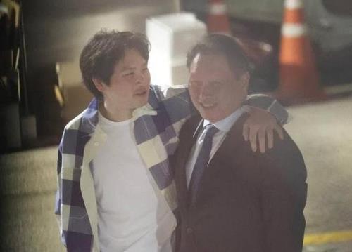 최태원 SK그룹 회장이 2024년 6월 5일 서울 강남구 한 식당 앞에서 아들 최인근씨와 함께 있는 모습./ 사진=온라인 커뮤니티 캡처