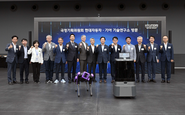 2025년 7월 2일 현대차그룹 남양연구소를 방문한 국정기획위원회 경제1분과장 정태호 더불어민주당 의원(오른쪽 다섯 번째)을 포함한 국정기획위 위원들과 현대차그룹 임원들이 기념촬영을 하고 있다./사진=국정기획위