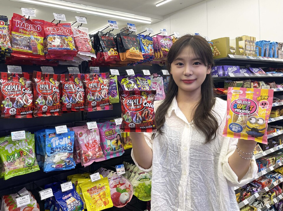 모델이 GS25 ‘젼언니 스윗믹스젤리 콜라맛’과  ‘스윗믹스젤리 미니언즈’를 들어보이고 있다. 2025.7.3./사진=GS리테일