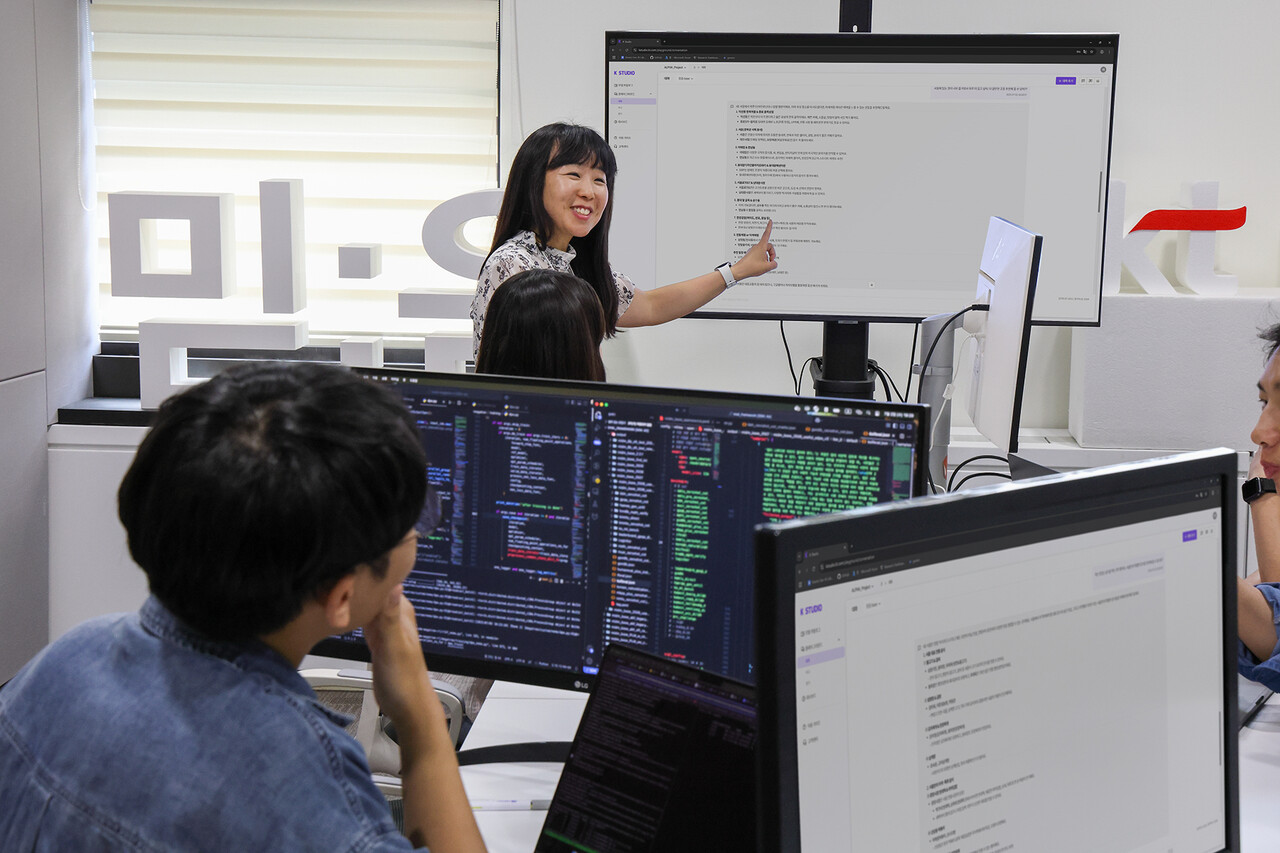 KT 기술혁신부문 연구원들이 서초구 KT 우면연구센터에서 믿:음 2.0을 테스트하고 있다. 2025.7.3./사진=KT