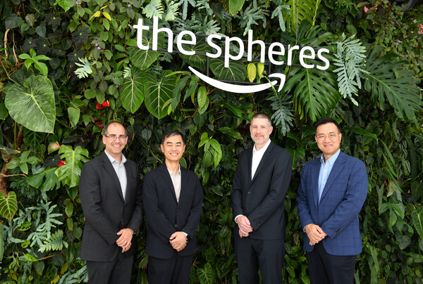 2025년 7월 1일(현지 시간) 시애틀 아마존 본사 내 더 스피어스에서 (왼쪽부터) AWS 마틴 맬릭 부사장, 현대제철 김승회 상무, AWS 케리 퍼슨 부사장, 현대제철 김후곤 상무가 협약 체결 후 기념촬영을 하고 있다./사진=현대제철